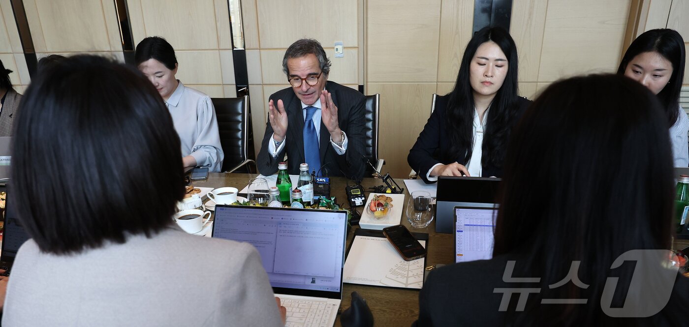 본문 이미지 - 라파엘 그로시 국제원자력기구(IAEA) 사무총장이 15일 서울 종로구 포시즌스호텔에서 기자단과 간담회를 하고 있다. (공동취재) 2026.4.15 ⓒ 뉴스1 박정호 기자