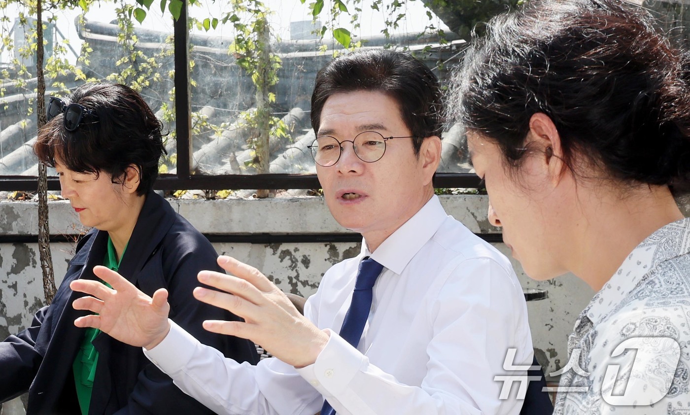 (서울=뉴스1) 조연우 인턴기자 = 정원오 더불어민주당 서울시장 후보가 15일 오전 서울 종로구에서 진행된 '정원오가 간다: 찾아가는 서울人터뷰'에 참여해 북촌 상인들과 대화하고 …