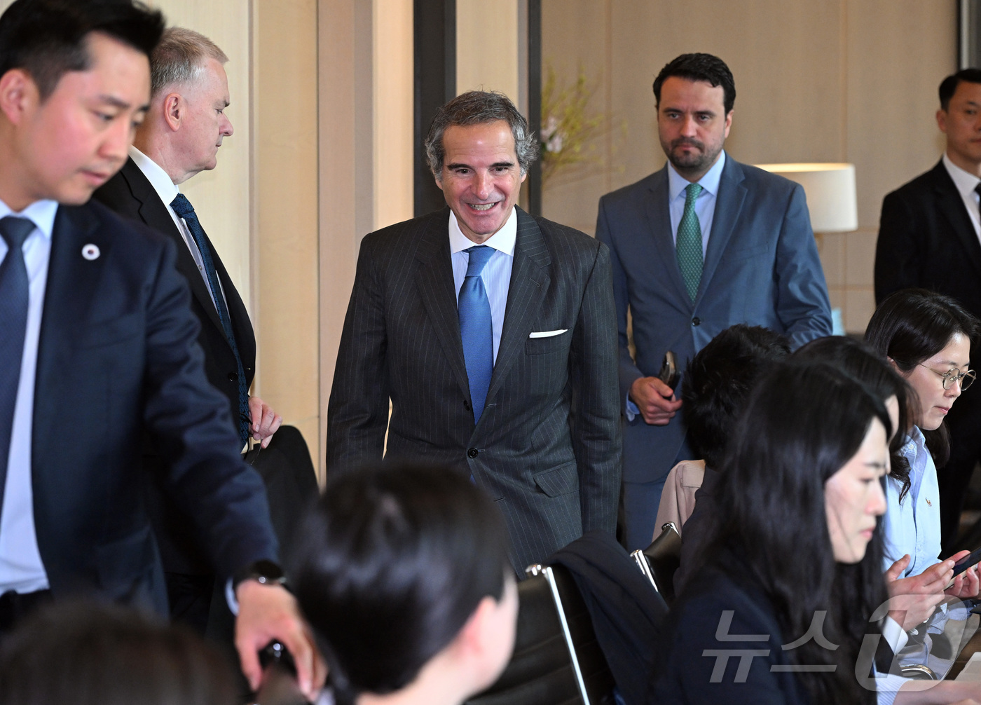 (서울=뉴스1) 박정호 기자 = 라파엘 그로시 국제원자력기구(IAEA) 사무총장이 15일 서울 종로구 포시즌스 호텔 서울에서 열린 기자간담회에 참석하고 있다. (공동취재)  202 …