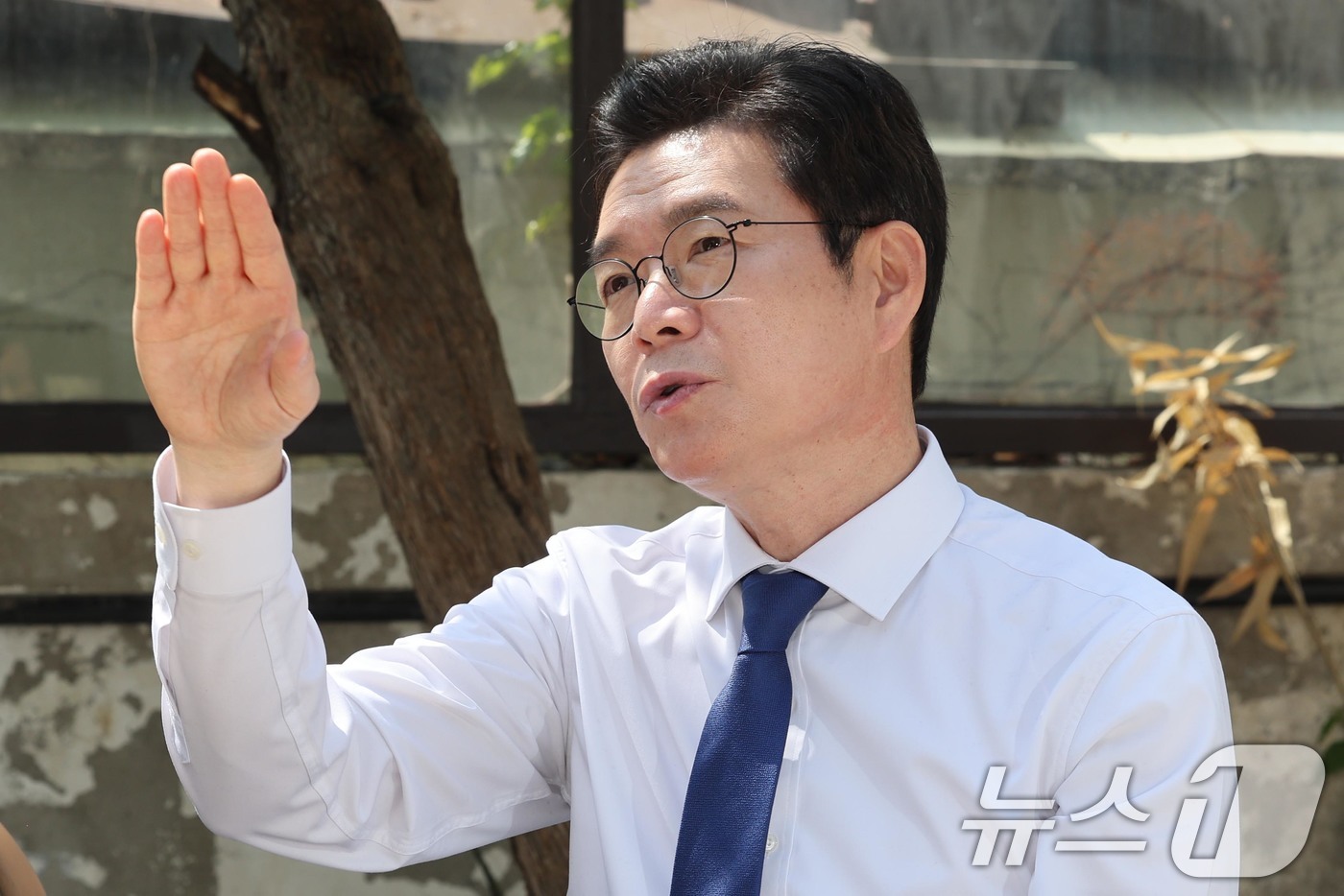 (서울=뉴스1) 조연우 인턴기자 = 정원오 더불어민주당 서울시장 후보가 15일 오전 서울 종로구에서 진행된 '정원오가 간다: 찾아가는 서울人터뷰'에 참여해 북촌 상인들과 대화하고 …