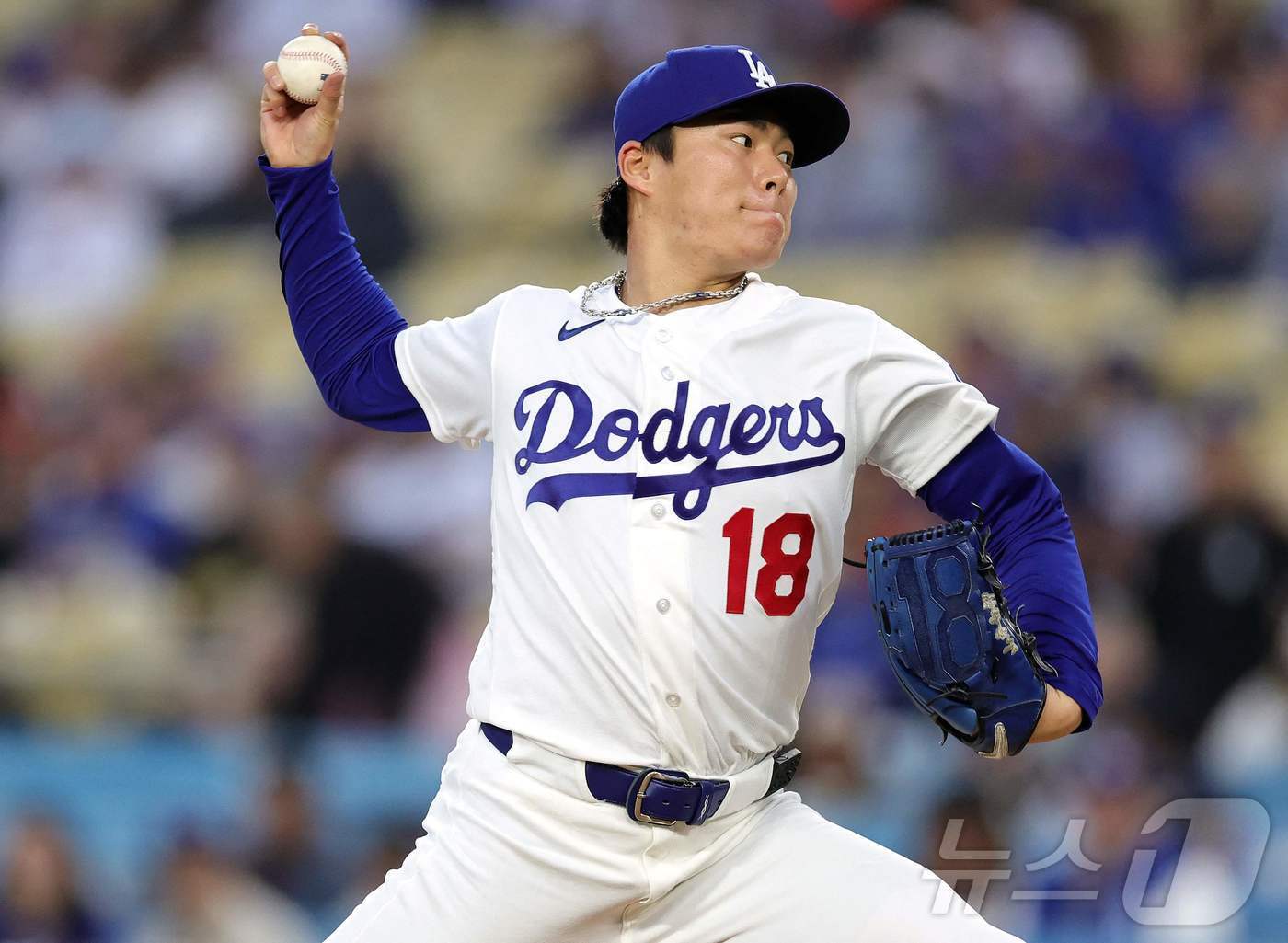 본문 이미지 - LA 다저스 야마모토 요시노부가 15일(한국시간) 열린 2026 메이저리그 뉴욕 메츠전에서 선발 등판해 7⅔이닝 1실점 호투를 펼쳤다. ⓒ AFP=뉴스1