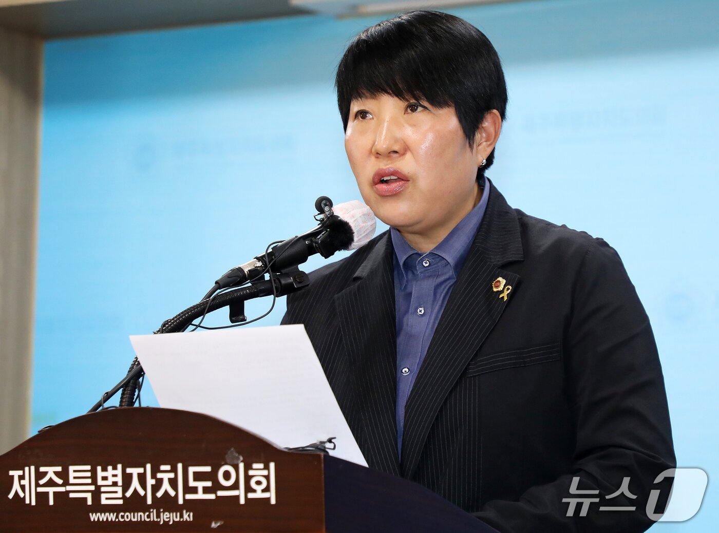 본문 이미지 - 홍인숙 제주특별자치도의회 의원(더불어민주당·제주시 아라동 갑)이 15일 오후 도의회 도민카페에서 기자회견을 하고 있다.