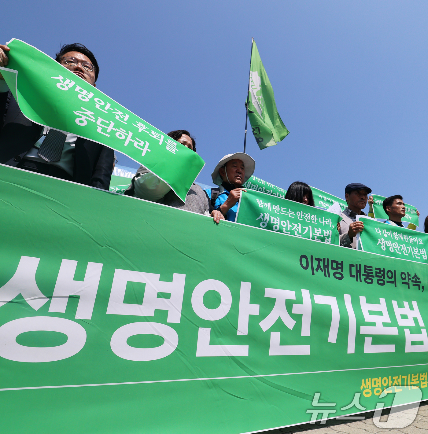 (서울=뉴스1) 오대일 기자 = 세월호 참사 12주기를 하루 앞둔 15일 서울 여의도 국회 앞에서 열린 ‘세월호 참사 12주기 앞, 생명안전기본법 촉구' 기자회견에서 참가자들이 손 …