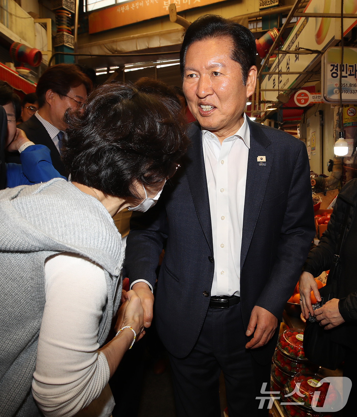 (부산=뉴스1) 윤일지 기자 = 정청래 더불어민주당 대표가 15일 부산 부산진구 부전시장을 찾아 시민들과 인사하고 있다. 2026.4.15/뉴스1