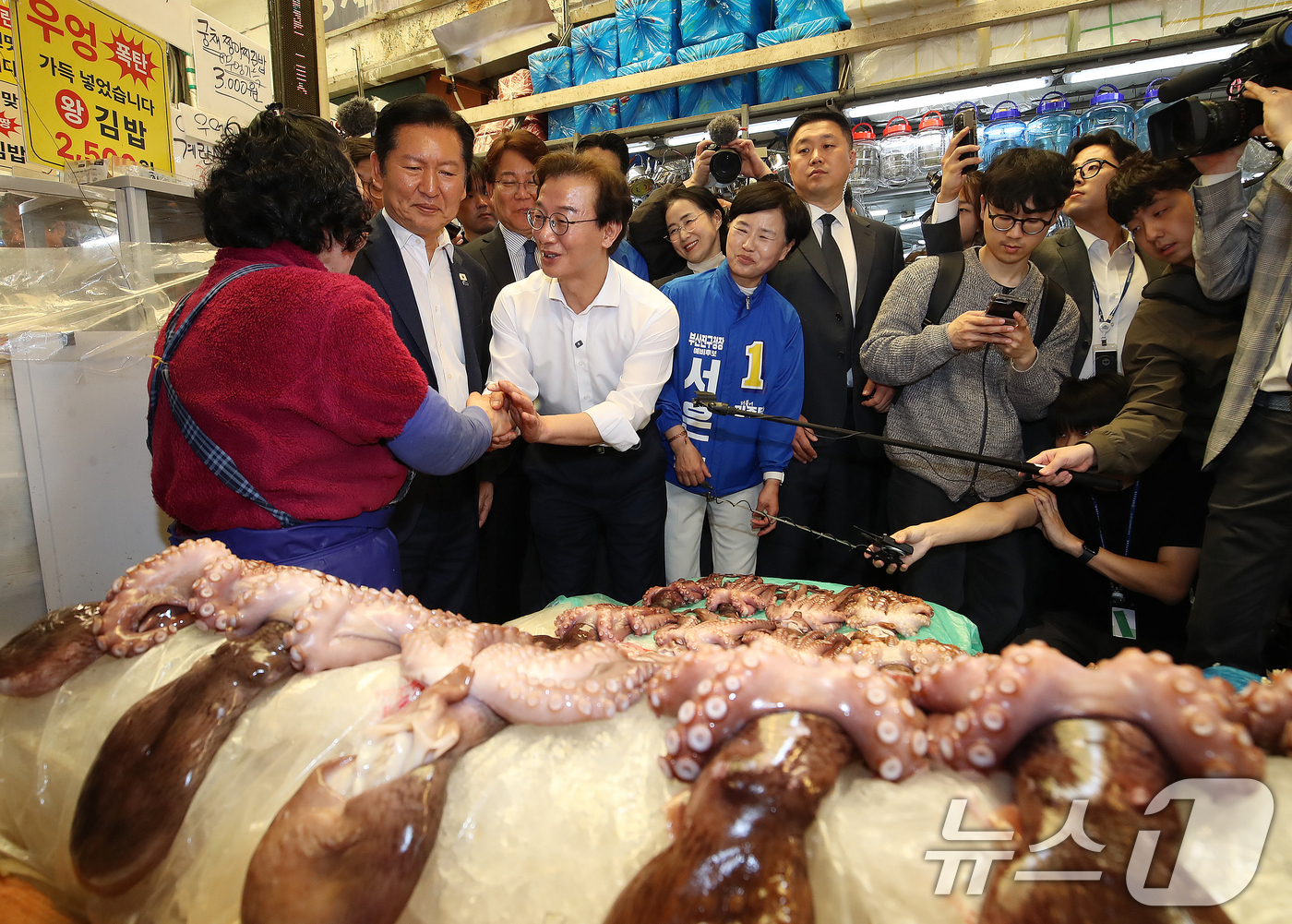 (부산=뉴스1) 윤일지 기자 = 정청래 더불어민주당 대표와 전재수 부산시장 후보가 15일 부산 부산진구 부전시장을 찾아 상인과 인사하고 있다. 2026.4.15/뉴스1