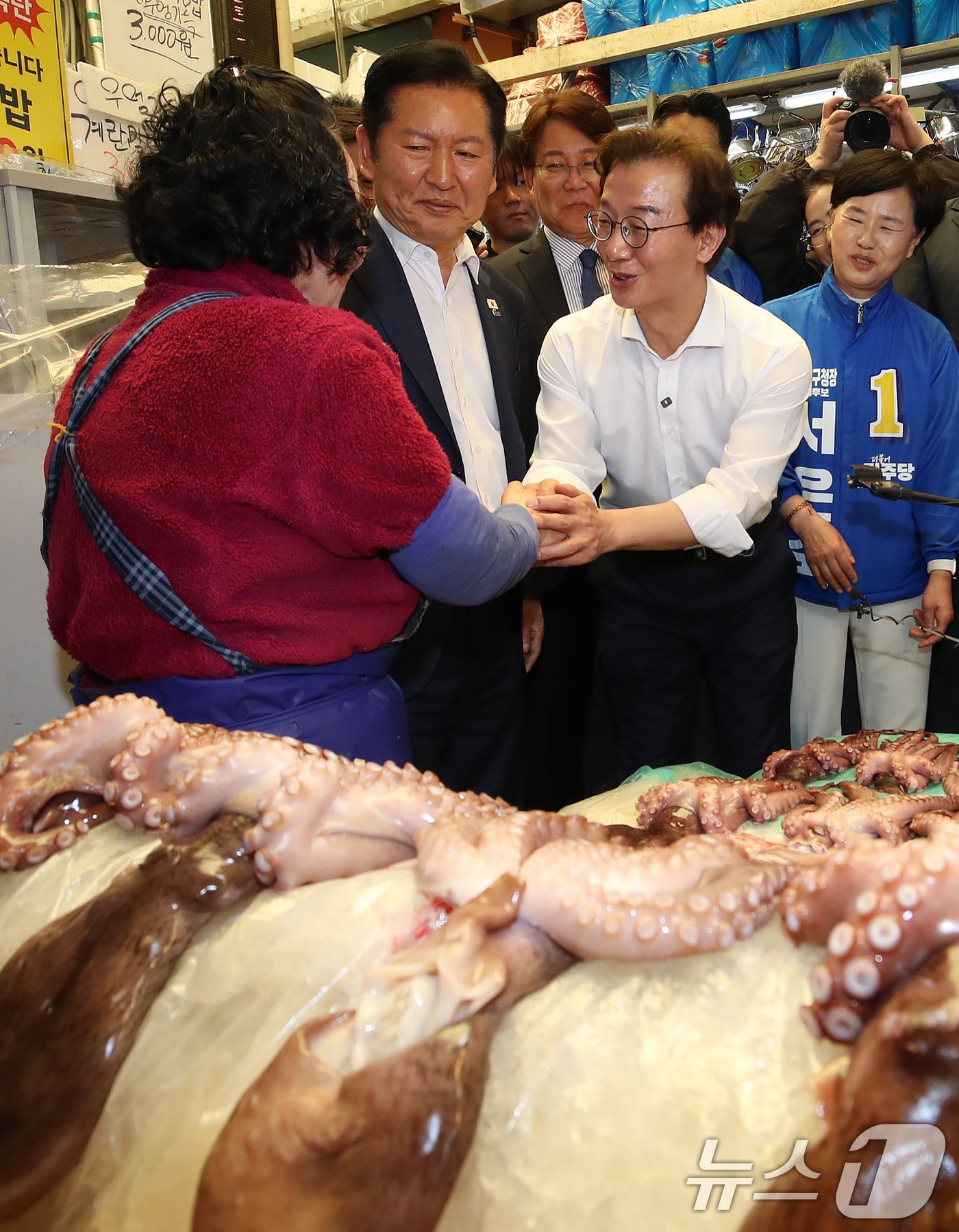 (부산=뉴스1) 윤일지 기자 = 정청래 더불어민주당 대표와 전재수 부산시장 후보가 15일 부산 부산진구 부전시장을 찾아 상인과 인사하고 있다. 2026.4.15/뉴스1