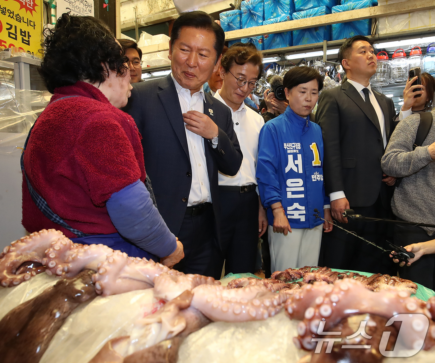 (부산=뉴스1) 윤일지 기자 = 정청래 더불어민주당 대표와 전재수 부산시장 후보가 15일 부산 부산진구 부전시장을 찾아 상인과 인사하고 있다. 2026.4.15/뉴스1