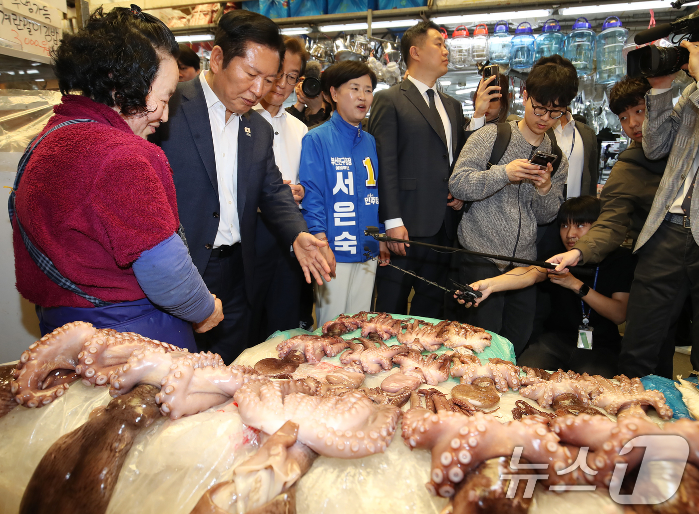(부산=뉴스1) 윤일지 기자 = 정청래 더불어민주당 대표와 전재수 부산시장 후보가 15일 부산 부산진구 부전시장을 찾아 상인과 인사하고 있다. 2026.4.15/뉴스1
