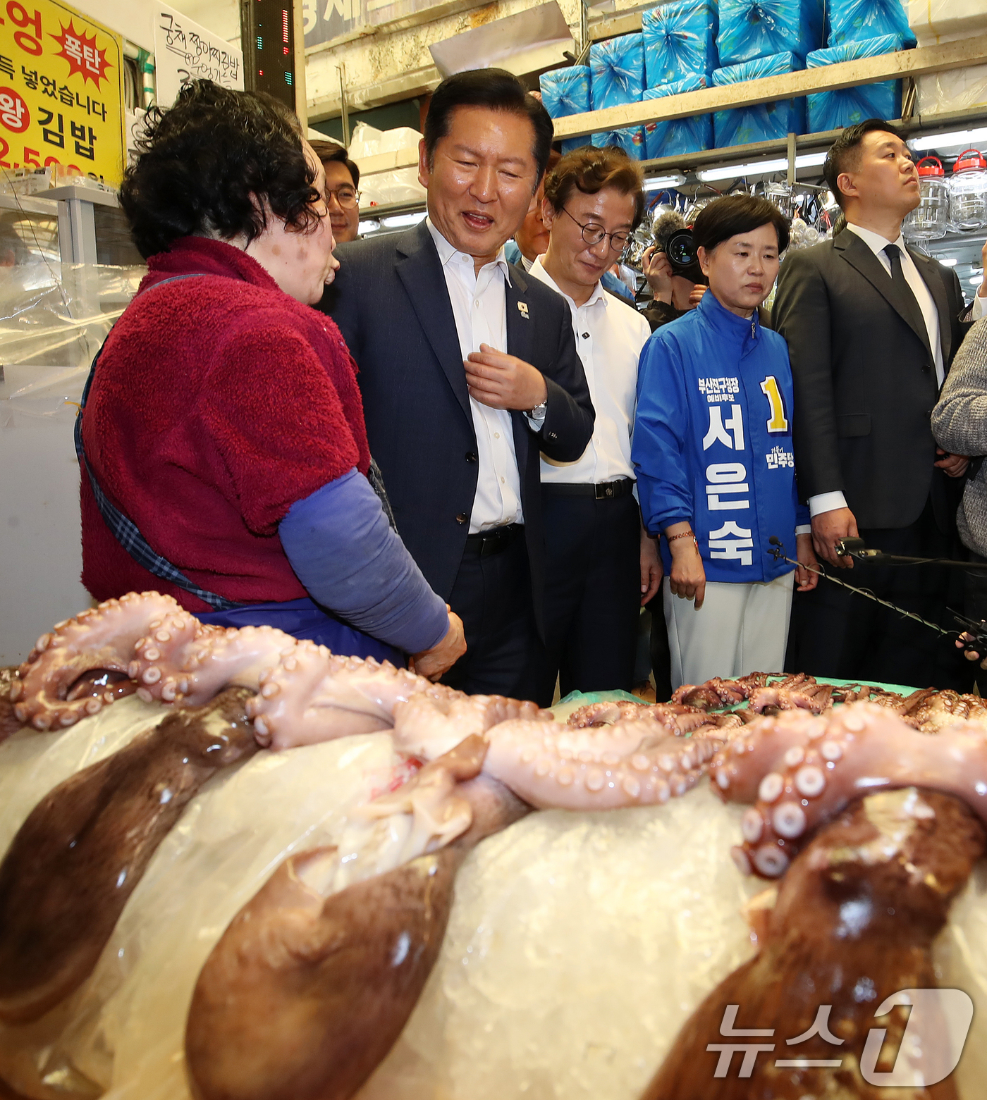 (부산=뉴스1) 윤일지 기자 = 정청래 더불어민주당 대표와 전재수 부산시장 후보가 15일 부산 부산진구 부전시장을 찾아 상인과 인사하고 있다. 2026.4.15/뉴스1