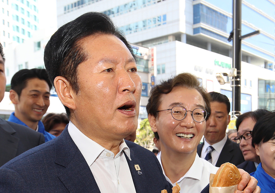 부전시장 붕어빵 맛보는 정청래·전재수