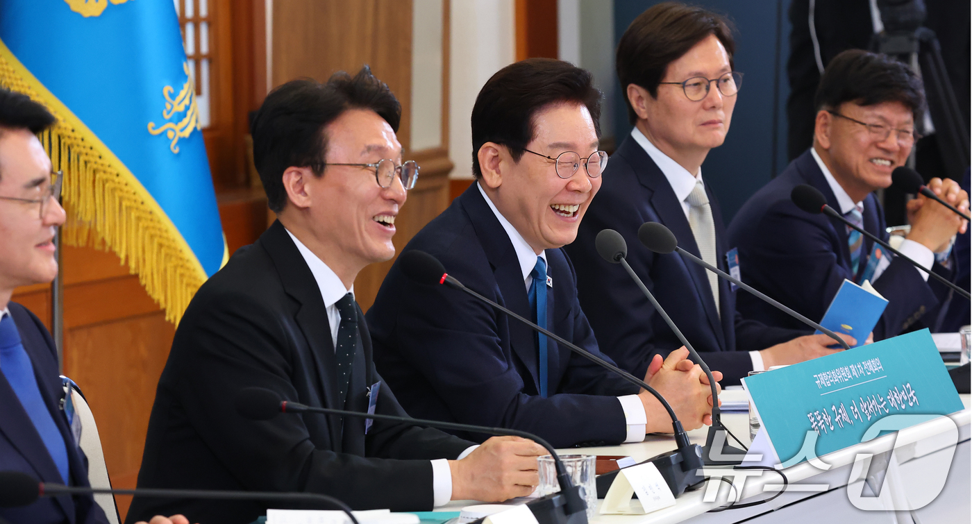 (서울=뉴스1) 이재명 기자 = 이재명 대통령과 김민석 국무총리가 15일 청와대에서 열린 규제합리화위원회 제1차 전체회의에서 미소 짓고 있다. 2026.4.15/뉴스1