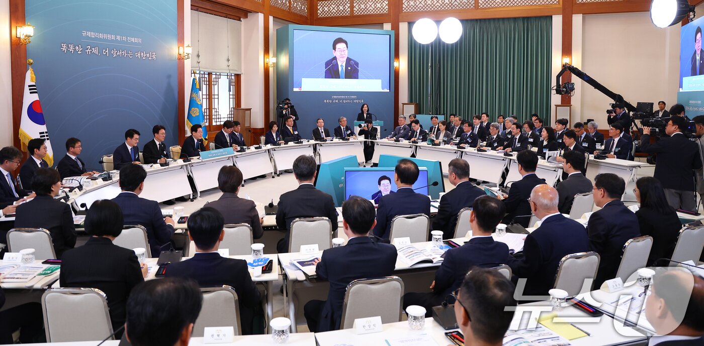 본문 이미지 - 이재명 대통령이 15일 청와대에서 열린 규제합리화위원회 제1차 전체회의에서 발언을 하고 있다. 2026.4.15 ⓒ 뉴스1 이재명 기자