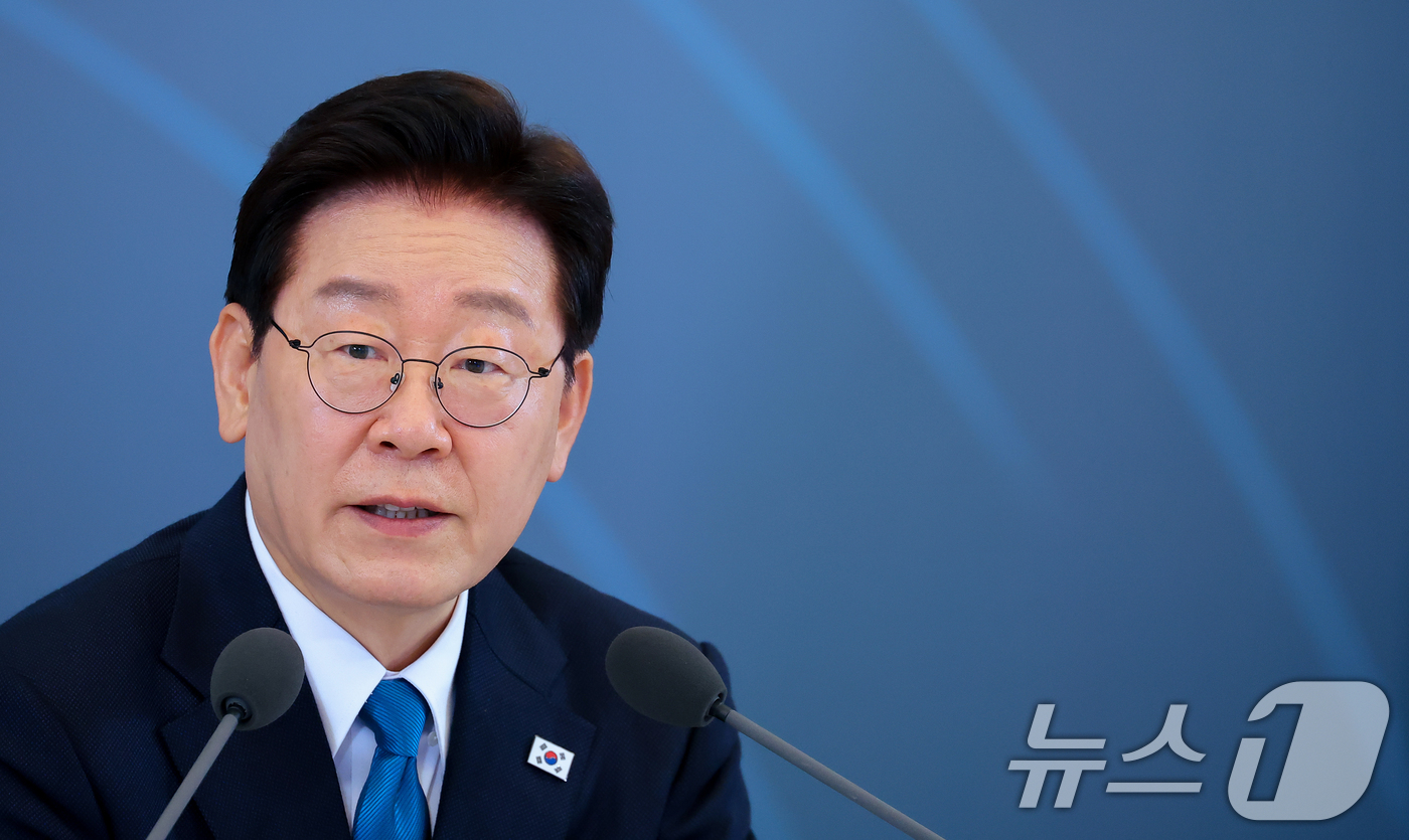 (서울=뉴스1) 이재명 기자 = 이재명 대통령이 15일 청와대에서 열린 규제합리화위원회 제1차 전체회의에서 발언을 하고 있다. 2026.4.15/뉴스1