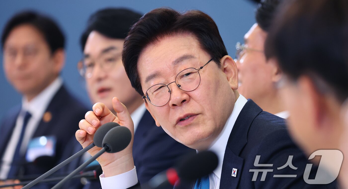 본문 이미지 - 이재명 대통령이 15일 청와대에서 열린 규제합리화위원회 제1차 전체회의에서 발언을 하고 있다. 2026.4.15 ⓒ 뉴스1 이재명 기자