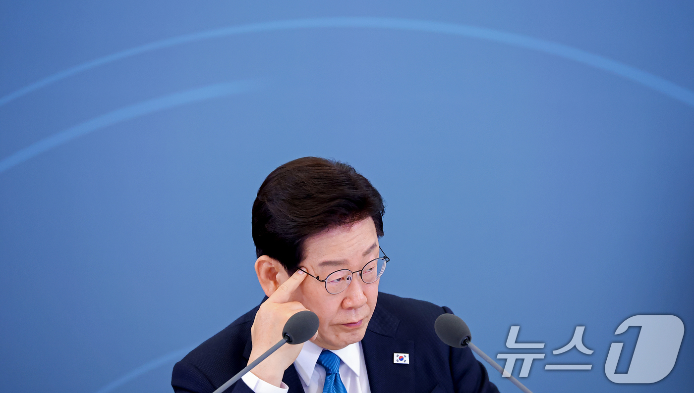 (서울=뉴스1) 이재명 기자 = 이재명 대통령이 15일 청와대에서 열린 규제합리화위원회 제1차 전체회의에서 참석자의 발언을 경청하고 있다. 2026.4.15/뉴스1