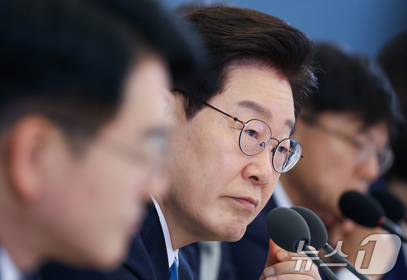 (서울=뉴스1) 이재명 기자 = 이재명 대통령이 15일 청와대에서 열린 규제합리화위원회 제1차 전체회의에서 참석자의 발언을 경청하고 있다. 2026.4.15/뉴스1