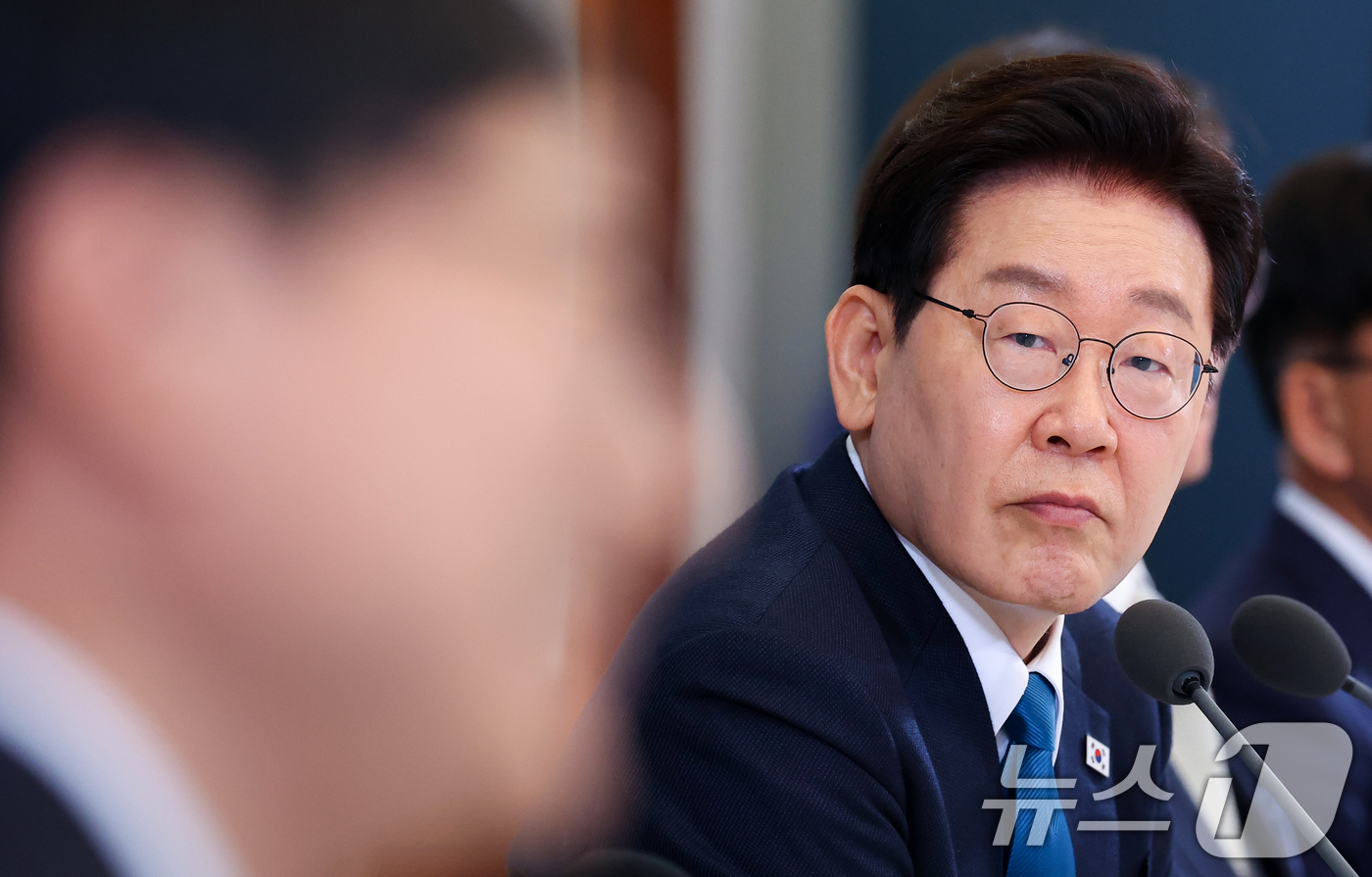 (서울=뉴스1) 이재명 기자 = 이재명 대통령이 15일 청와대에서 열린 규제합리화위원회 제1차 전체회의에서 참석자의 발언을 경청하고 있다. 2026.4.15/뉴스1