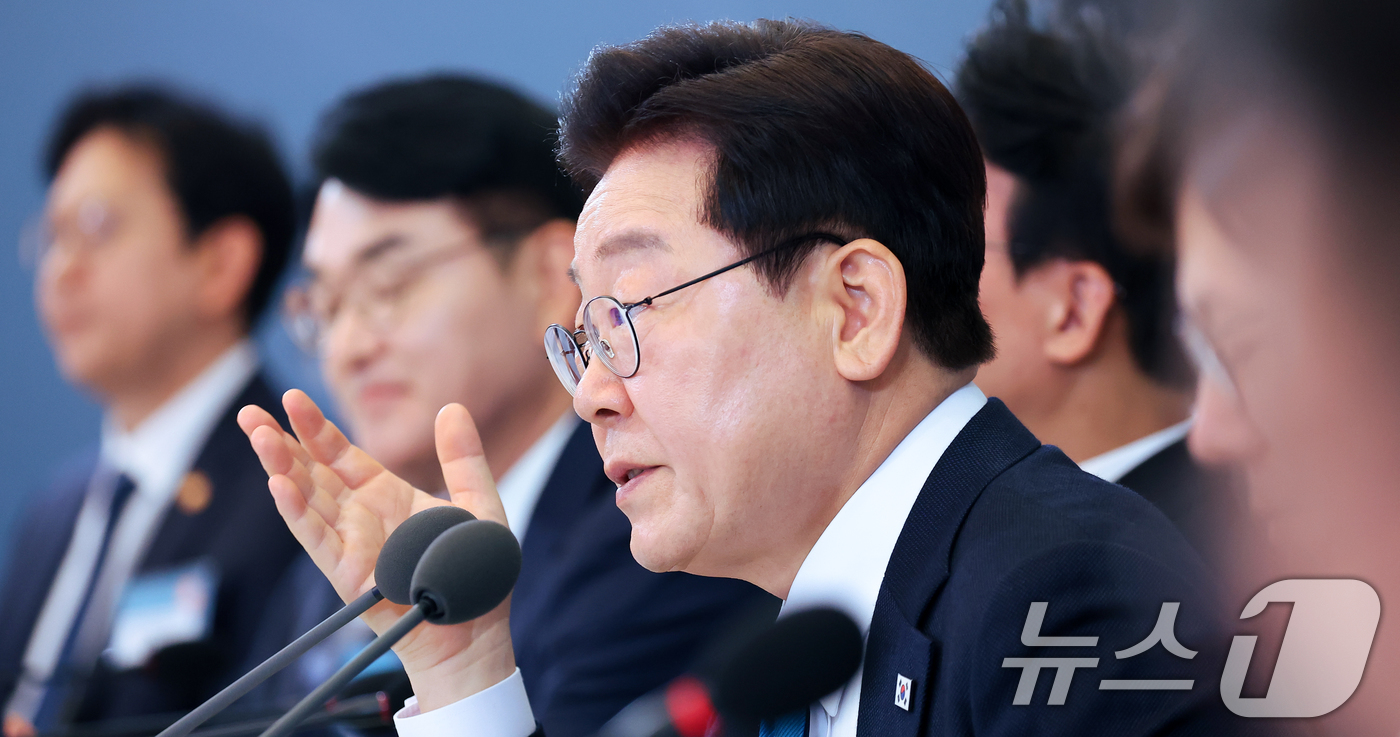 (서울=뉴스1) 이재명 기자 = 이재명 대통령이 15일 청와대에서 열린 규제합리화위원회 제1차 전체회의에서 발언을 하고 있다. 2026.4.15/뉴스1