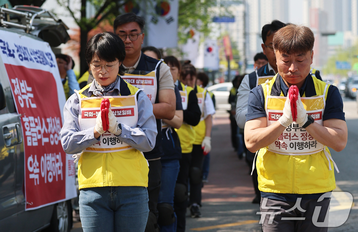 (서울=뉴스1) 오대일 기자 = 마트산업노동조합 조합원들이 15일 서울 여의도 국회 앞에서 홈플러스 살리기 삼보일배 행진을 하고 있다.참가자들은 홈플러스 회생기한 만료일(5월 4일 …