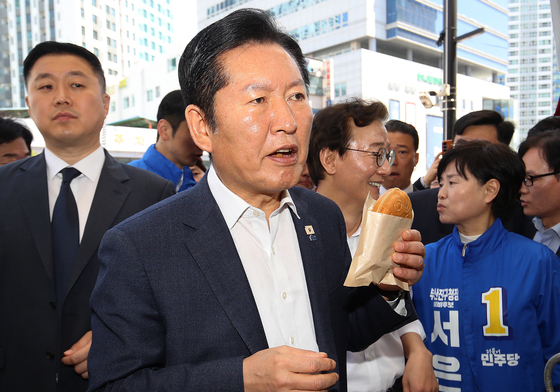 붕어빵 맛보는 정청래 대표