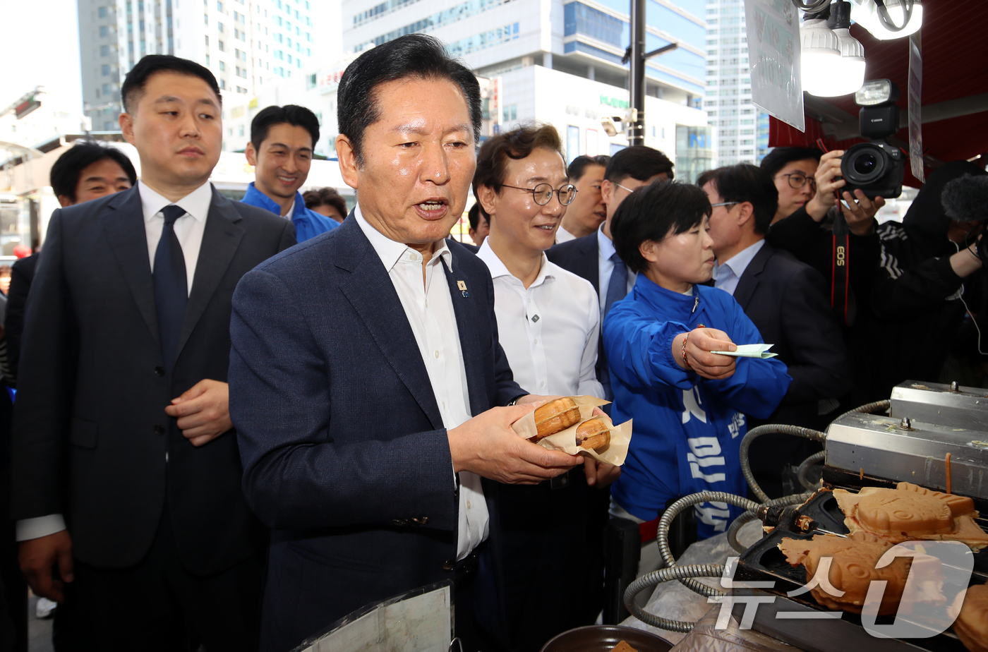 (부산=뉴스1) 윤일지 기자 = 정청래 더불어민주당 대표가 15일 부산 부산진구 부전시장을 찾아 붕어빵을 구입하고 있다. 2026.4.15/뉴스1