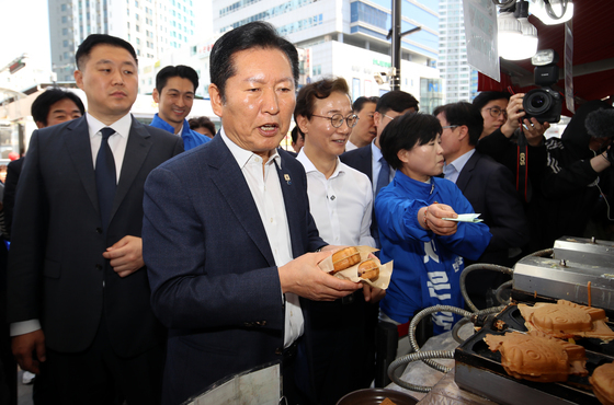 붕어빵 손에 든 정청래