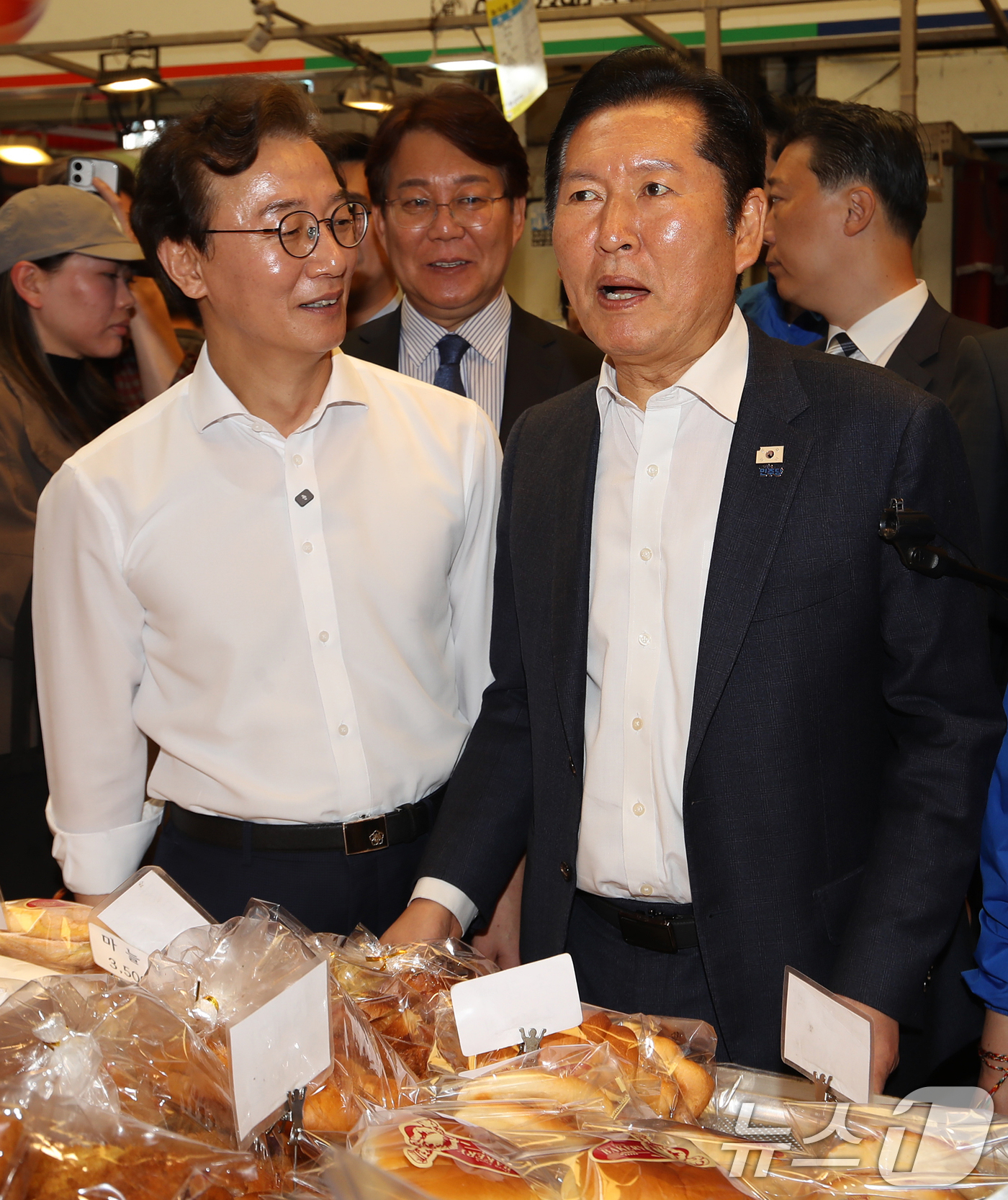 (부산=뉴스1) 윤일지 기자 = 정청래 더불어민주당 대표와 전재수 부산시장 후보가 15일 부산 부산진구 부전시장을 찾아 상인과 인사하고 있다. 2026.4.15/뉴스1