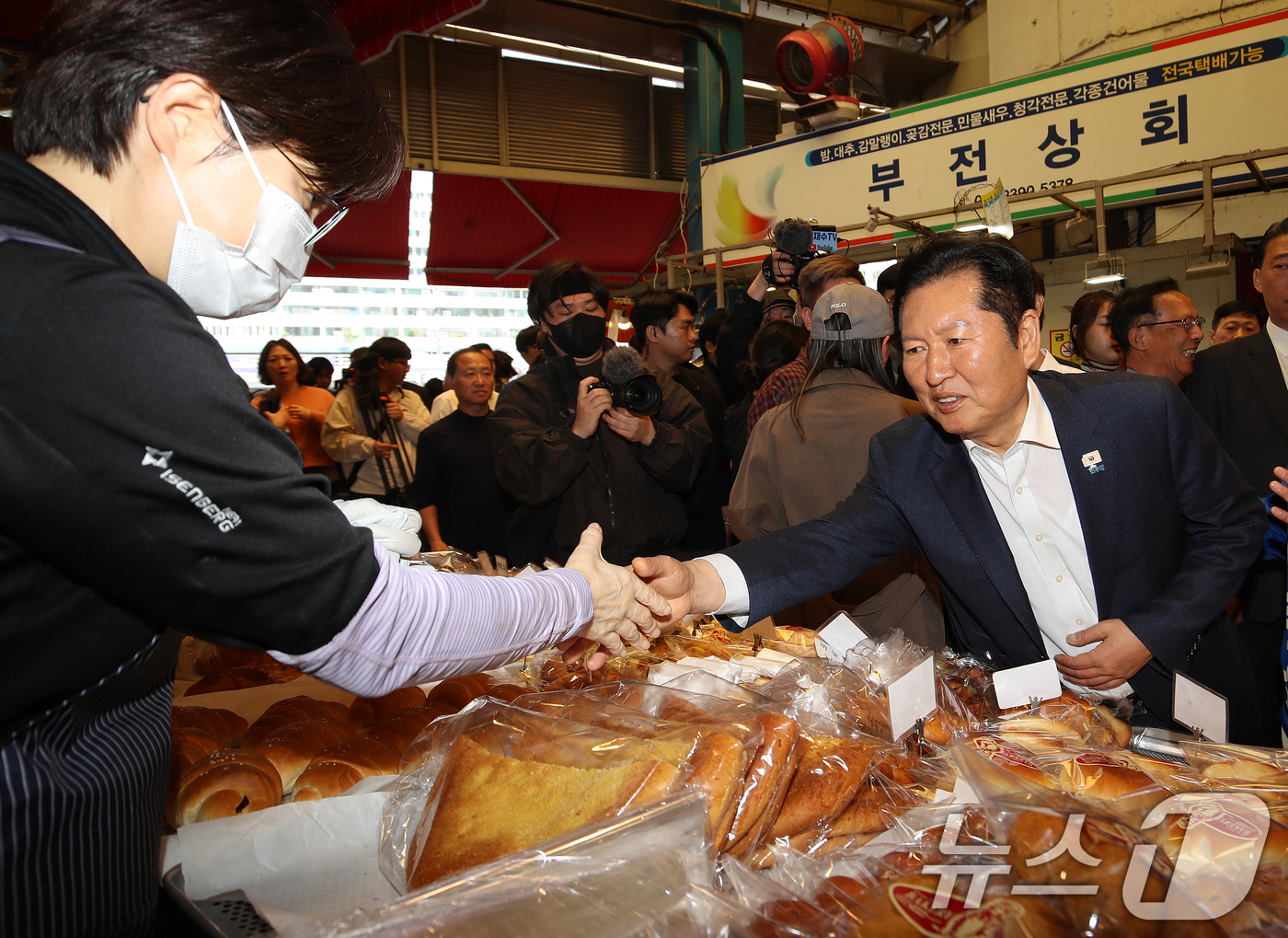 (부산=뉴스1) 윤일지 기자 = 정청래 더불어민주당 대표가 15일 부산 부산진구 부전시장을 찾아 상인과 인사하고 있다.  2026.4.15/뉴스1