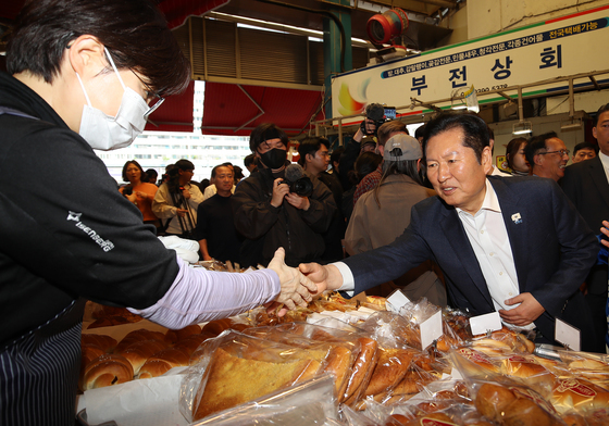 부전시장 상인과 인사하는 정청래