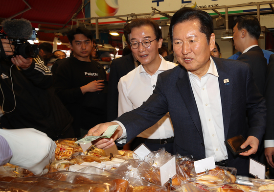 빵 구입하는 정청래