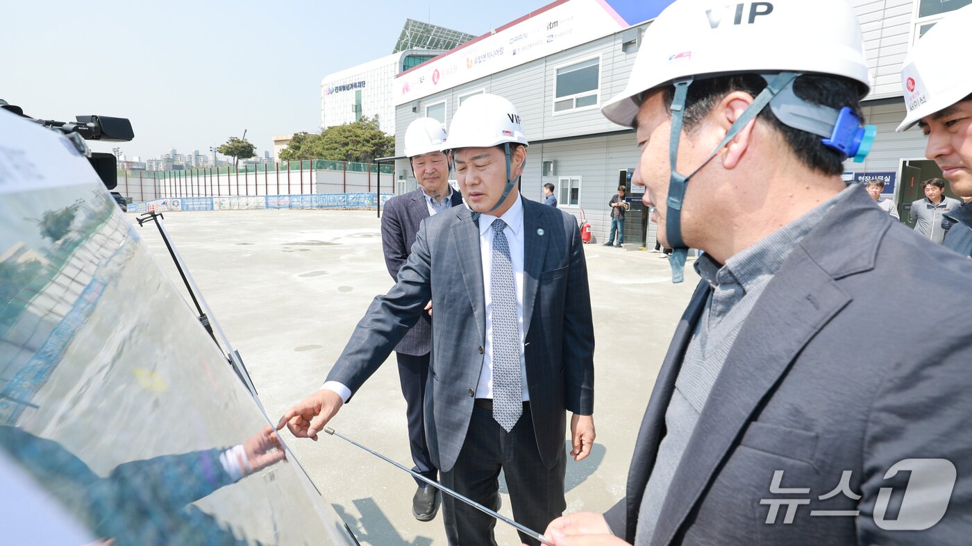 본문 이미지 - 15일 김관영 전북지사가 전주 MICE복합단지 건설 부지에서 현장 행정을 진행하고 있다.(전북도 제공. 재판매 및 DB금지)/뉴스1