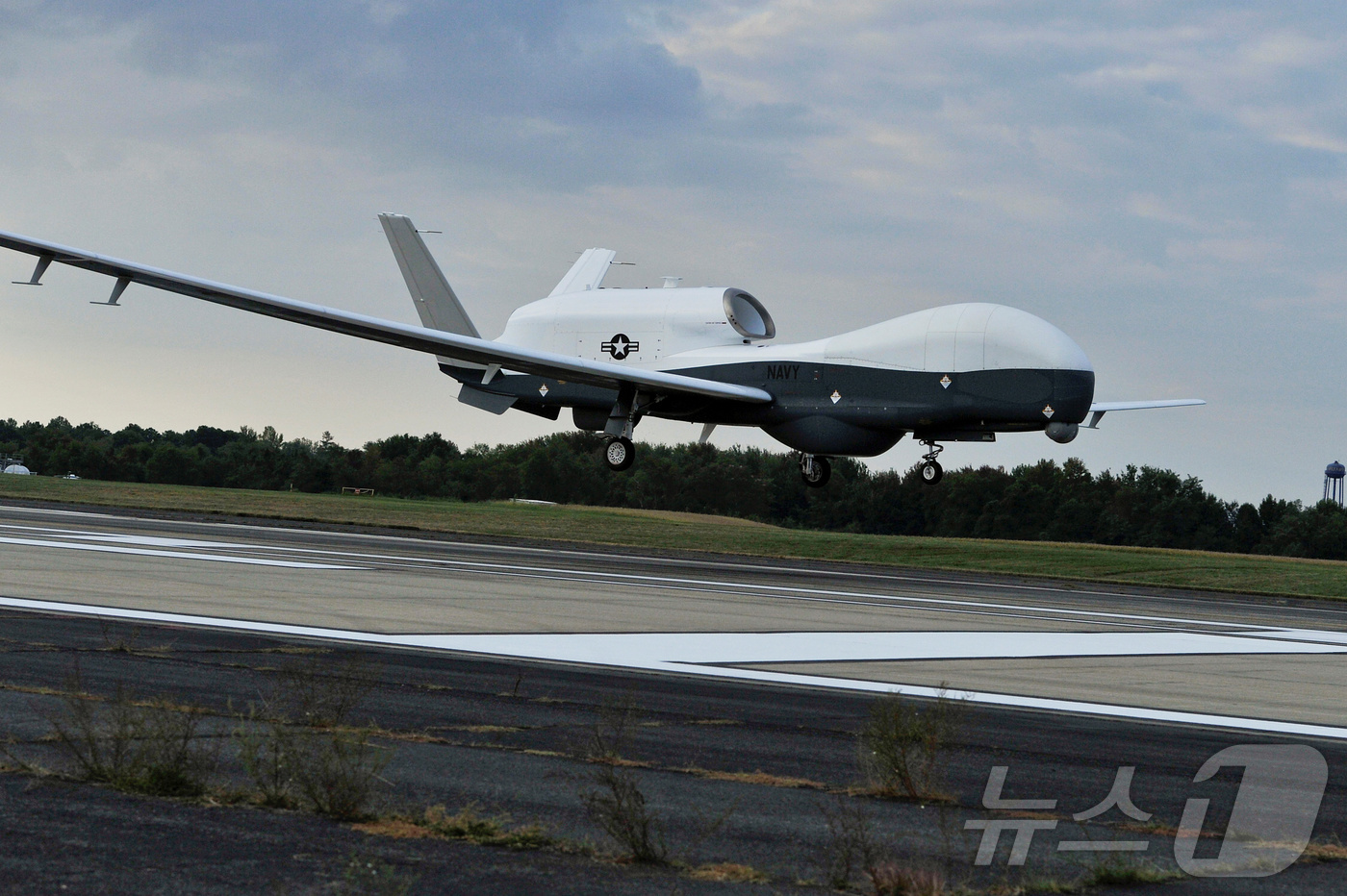 (퍼턱센트강 로이터=뉴스1) 장용석 기자 = MQ-4C '트리톤' 무인정철찰기가 지난 2014년 9월 18일(현지시간) 미국 캘리포니아주 소재 노스먼 그루먼 시설에서 이륙해 약 1 …