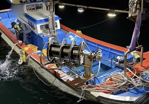 삼척 임원항 인근 어선 침수 신고…군·해경 공조로 '골든타임 구조'