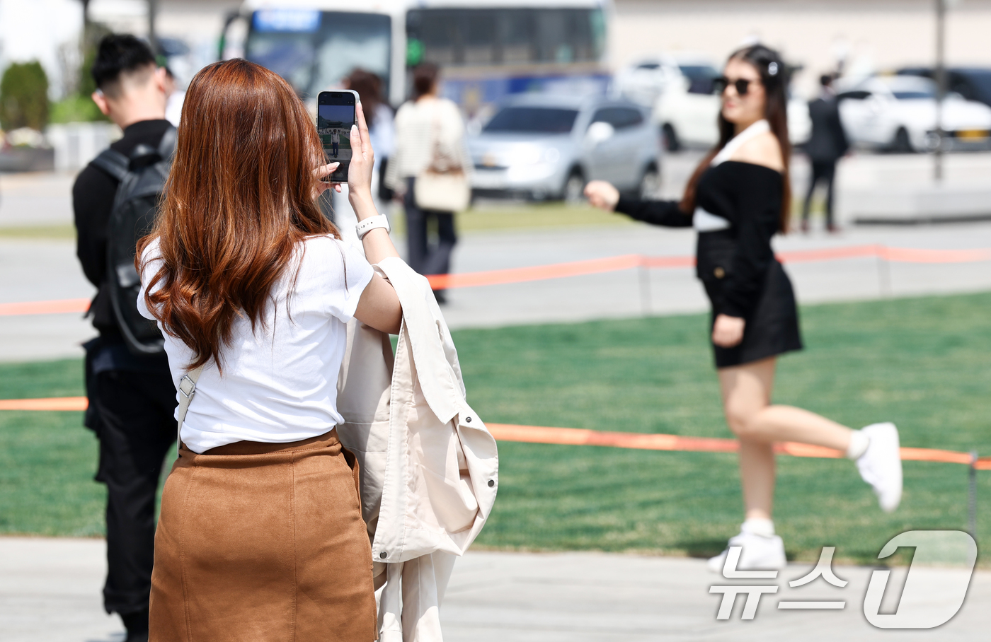 (서울=뉴스1) 최지환 기자 = 서울 낮 최고 기온이 26도까지 오르는 등 초여름 날씨가 이어지는 15일 서울 종로구 광화문광장에서 외국인 관광객이 기념사진을 찍고 있다. 2026 …