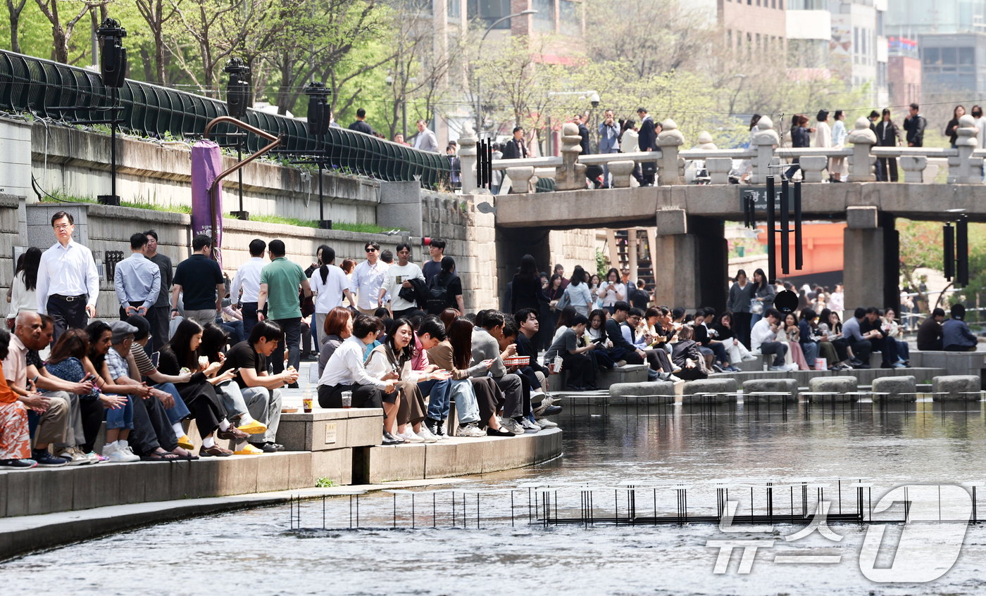 (서울=뉴스1) 최지환 기자 = 서울 낮 최고 기온이 26도까지 오르는 등 초여름 날씨가 이어지는 15일 서울 중구 청계천에서 시민들이 휴식을 취하고 있다. 2026.4.15/뉴스 …