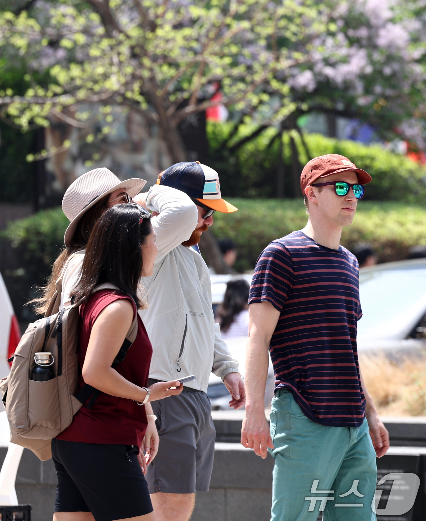 (서울=뉴스1) 최지환 기자 = 서울 낮 최고 기온이 26도까지 오르는 등 초여름 날씨가 이어지는 15일 서울 중구 청계천에서 외국인 관광객이 발걸음을 옮기고 있다. 2026.4. …