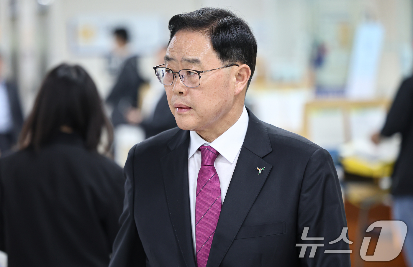 (서울=뉴스1) 김도우 기자 = 강수현 양주시장이 15일 서울 서초구 서울중앙지방법원에서 열린 공직선거법위반 혐의 항소심 선고 공판에 출석하고 있다. 2026.4.15/뉴스1