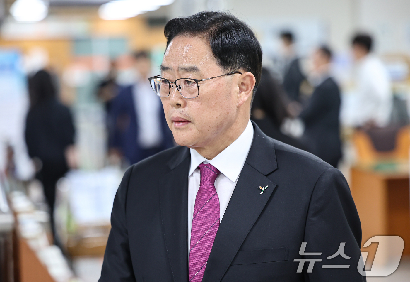 (서울=뉴스1) 김도우 기자 = 강수현 양주시장이 15일 서울 서초구 서울중앙지방법원에서 열린 공직선거법위반 혐의 항소심 선고 공판에 출석하고 있다. 2026.4.15/뉴스1