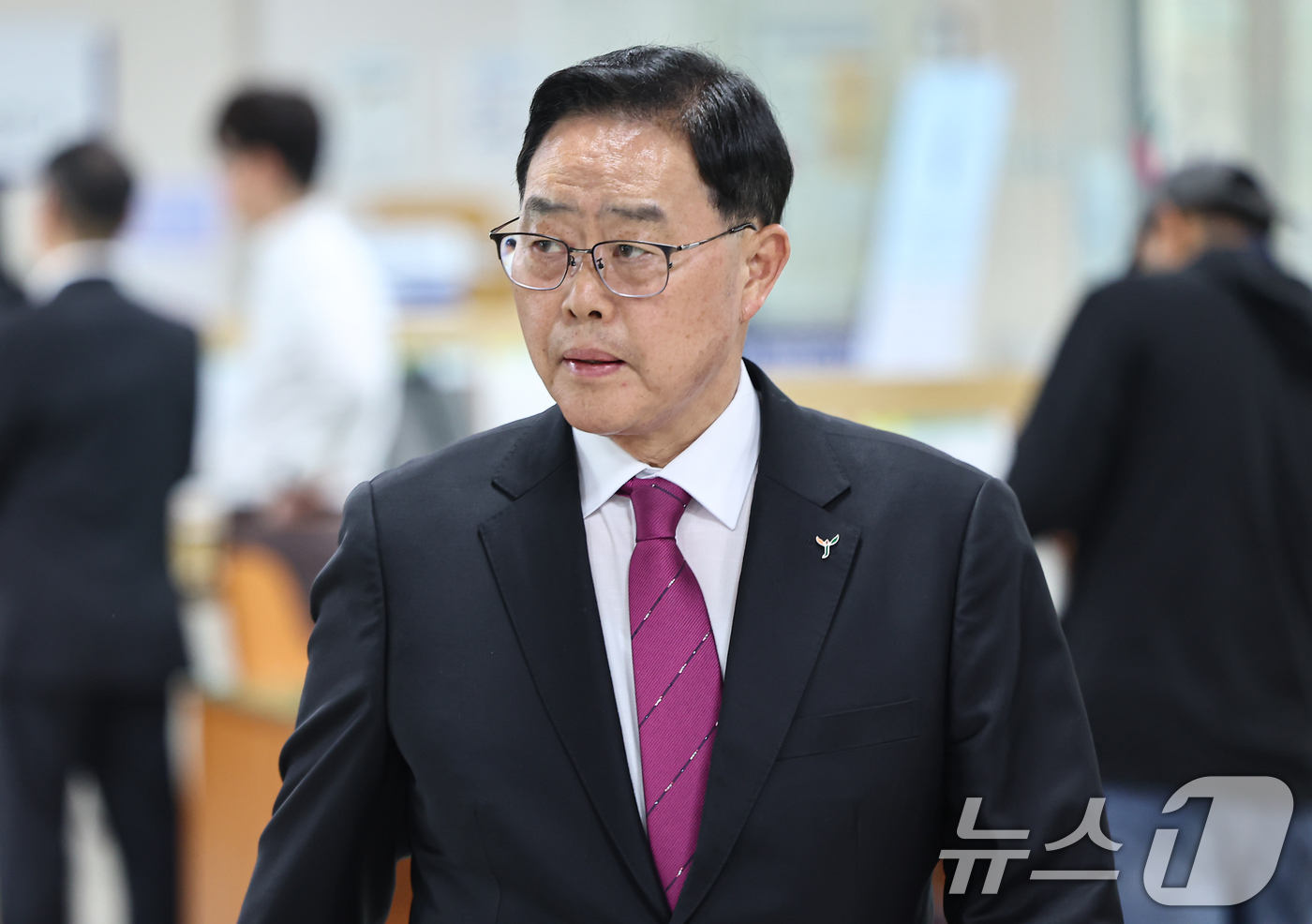 (서울=뉴스1) 김도우 기자 = 강수현 양주시장이 15일 서울 서초구 서울중앙지방법원에서 열린 공직선거법위반 혐의 항소심 선고 공판에 출석하고 있다. 2026.4.15/뉴스1