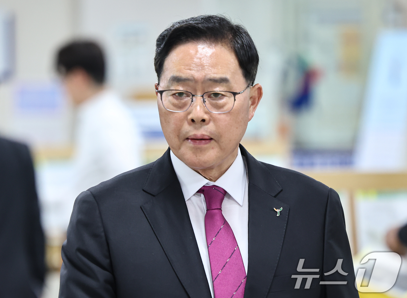 (서울=뉴스1) 김도우 기자 = 강수현 양주시장이 15일 서울 서초구 서울중앙지방법원에서 열린 공직선거법위반 혐의 항소심 선고 공판에 출석하고 있다. 2026.4.15/뉴스1