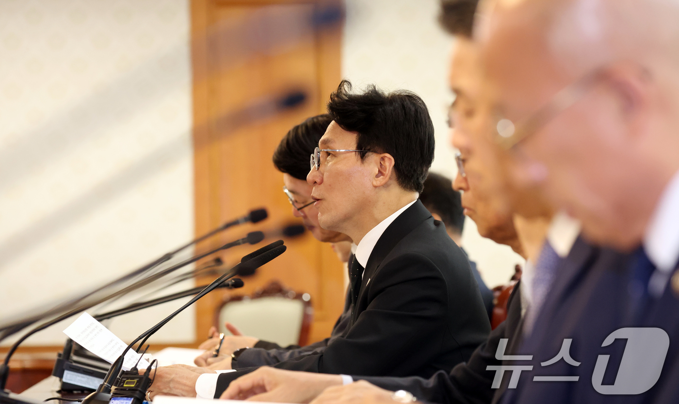 (서울=뉴스1) 김명섭 기자 = 김민석 국무총리가 15일 오후 서울 종로구 세종대로 정부서울청사에서 열린 제28차 장애인정책조정위원회에서 모두 발언을 하고 있다. 이날 참석자들은 …