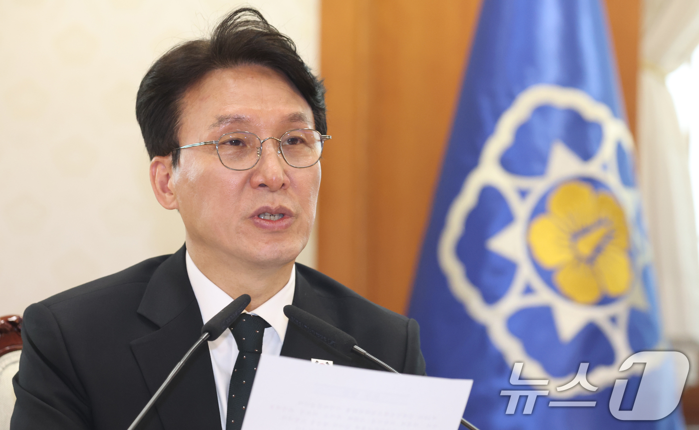 (서울=뉴스1) 김명섭 기자 = 김민석 국무총리가 15일 오후 서울 종로구 세종대로 정부서울청사에서 열린 제28차 장애인정책조정위원회에서 모두 발언을 하고 있다. 이날 참석자들은 …