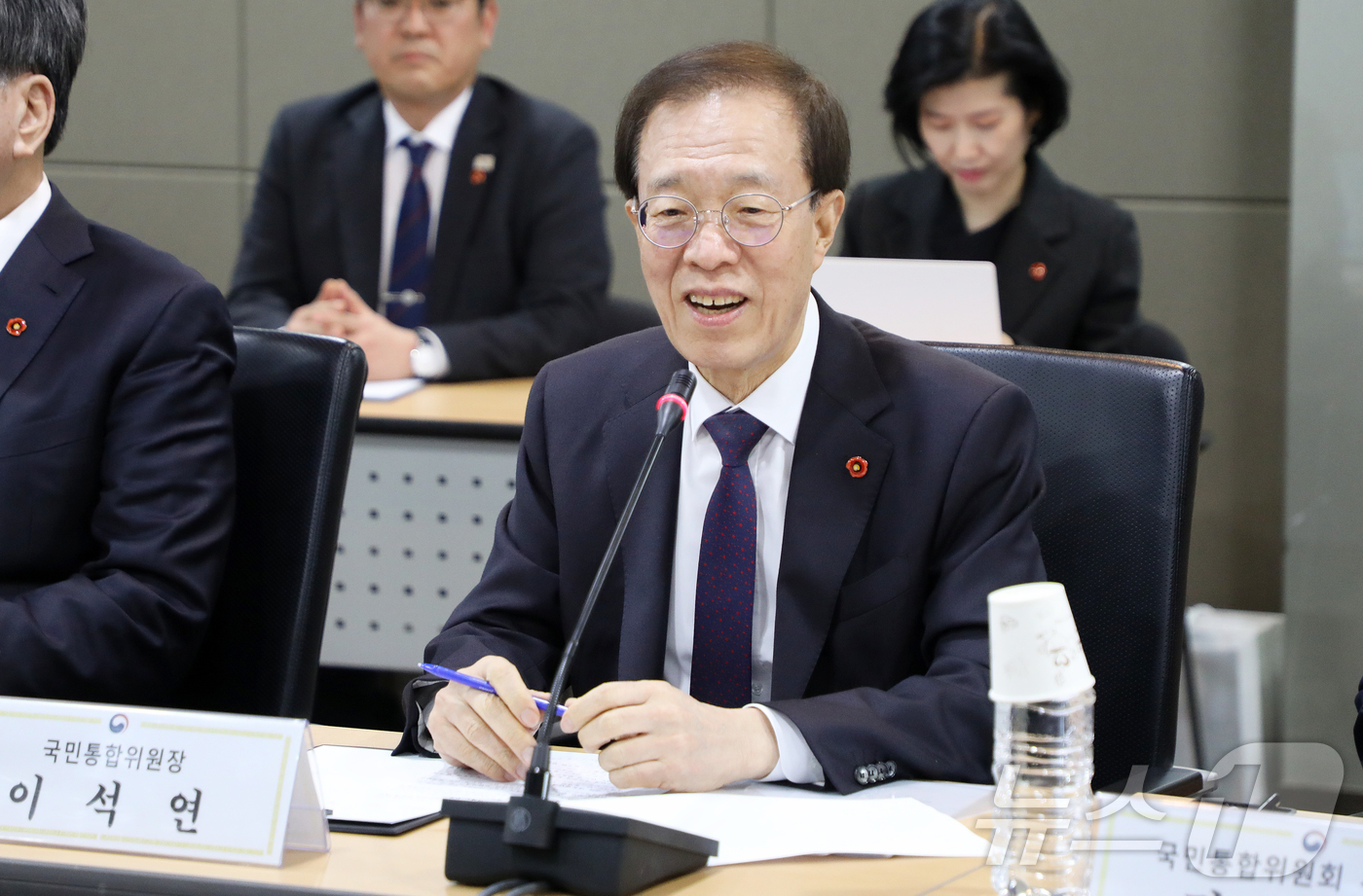 (제주=뉴스1) 오미란 기자 = 이석연 대통령 직속 국민통합위원회 위원장이 15일 오후 제주4·3평화기념관 대회의실에서 열린 제주4·3희생자유족회 및 제주특별자치도 재향경우회 합동 …