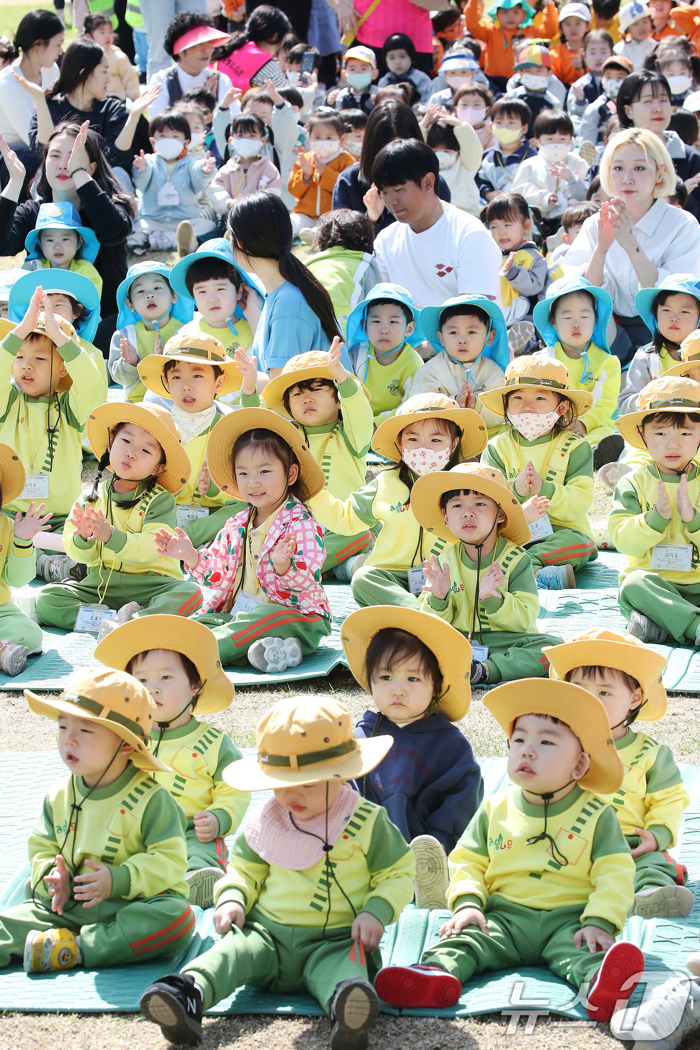 (대구=뉴스1) 공정식 기자 = 15일 대구 서구 이현공원 잔디광장에서 열린 '숲속음악소풍'을 찾은 서구 관내 어린이집·유치원 어린이들이 신나는 음악과 함께 공연을 관람하며 즐거운 …