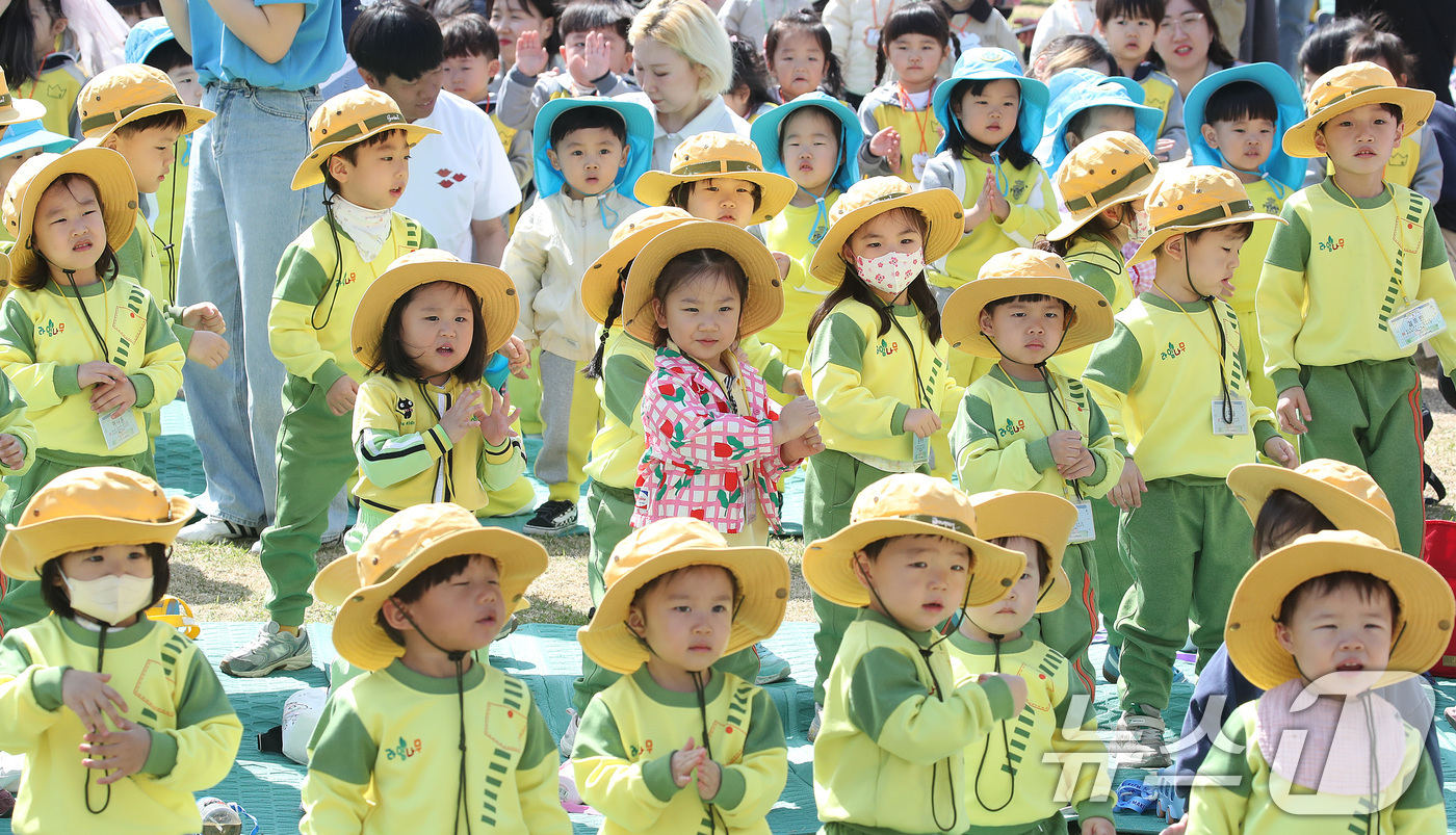 (대구=뉴스1) 공정식 기자 = 15일 대구 서구 이현공원 잔디광장에서 열린 '숲속음악소풍'을 찾은 서구 관내 어린이집·유치원 어린이들이 신나는 음악과 함께 공연을 관람하며 즐거운 …