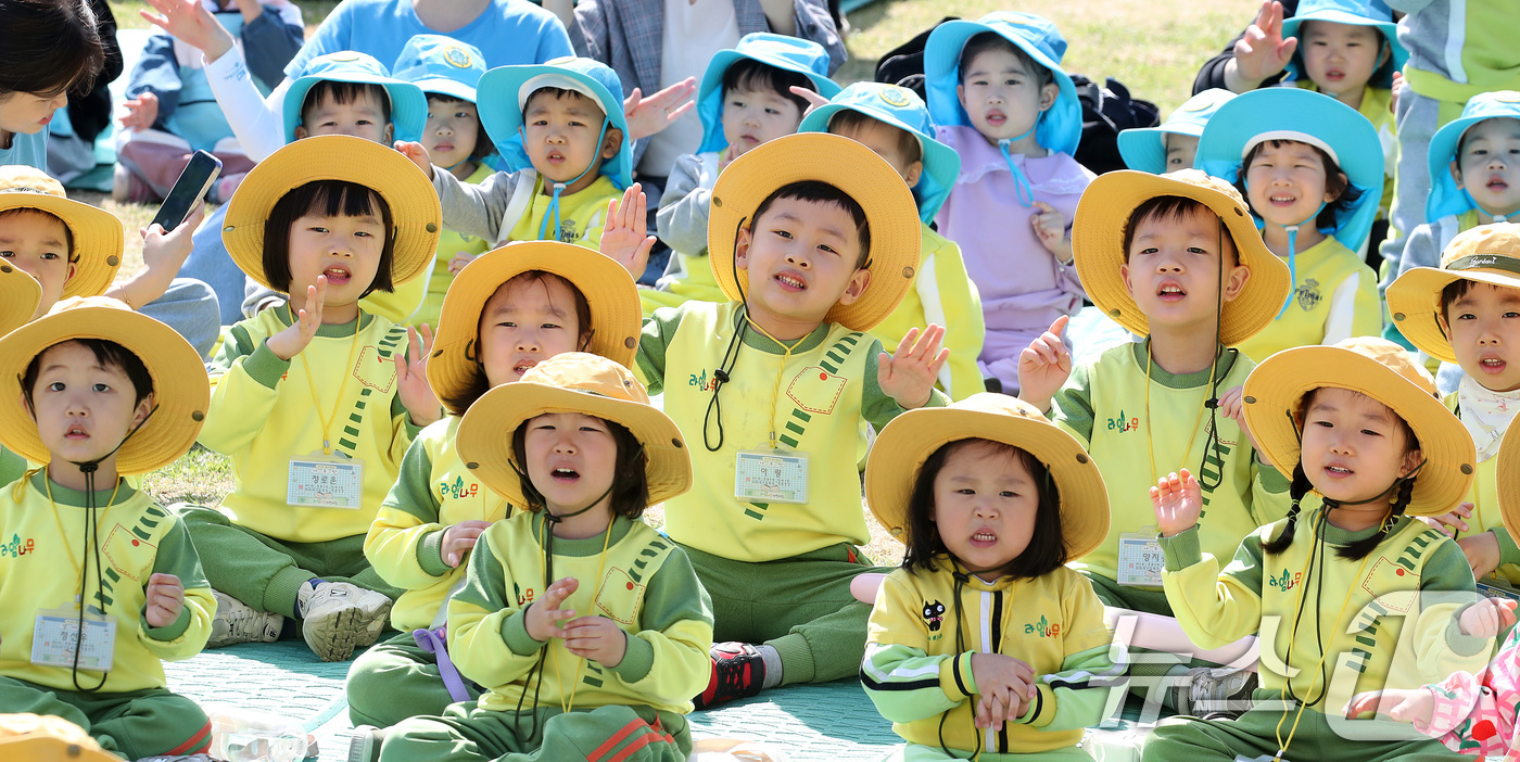 (대구=뉴스1) 공정식 기자 = 15일 대구 서구 이현공원 잔디광장에서 열린 '숲속음악소풍'을 찾은 서구 관내 어린이집·유치원 어린이들이 신나는 음악과 함께 공연을 관람하며 즐거운 …