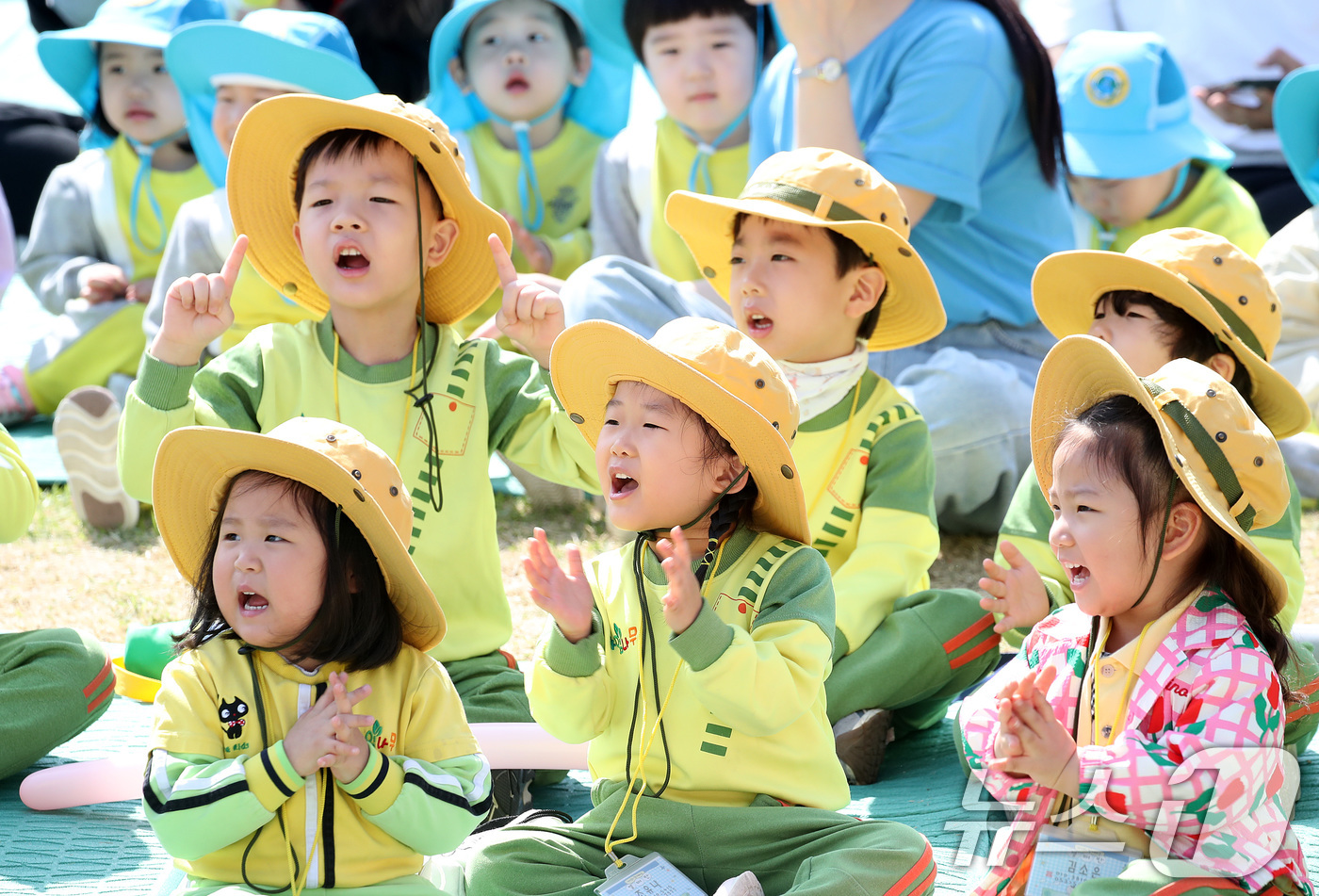 (대구=뉴스1) 공정식 기자 = 15일 대구 서구 이현공원 잔디광장에서 열린 '숲속음악소풍'을 찾은 서구 관내 어린이집·유치원 어린이들이 신나는 음악과 함께 공연을 관람하며 즐거운 …