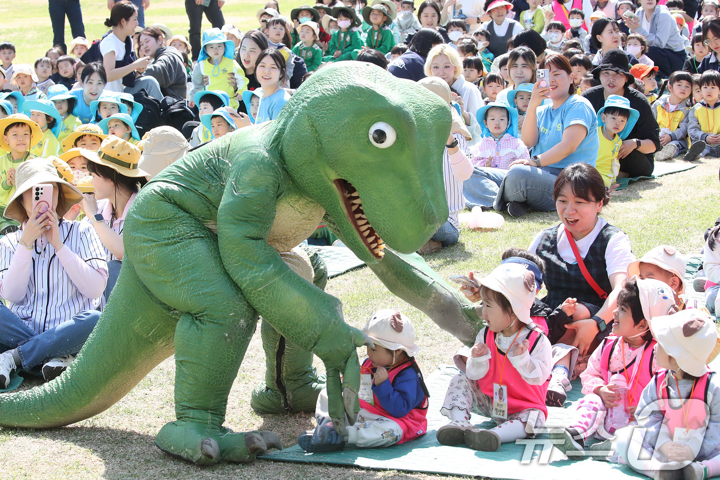 (대구=뉴스1) 공정식 기자 = 15일 대구 서구 이현공원 잔디광장에서 열린 '숲속음악소풍'을 찾은 서구 관내 어린이집·유치원 어린이들이 공룡 퍼포먼스를 관람하며 즐거운 시간을 보 …