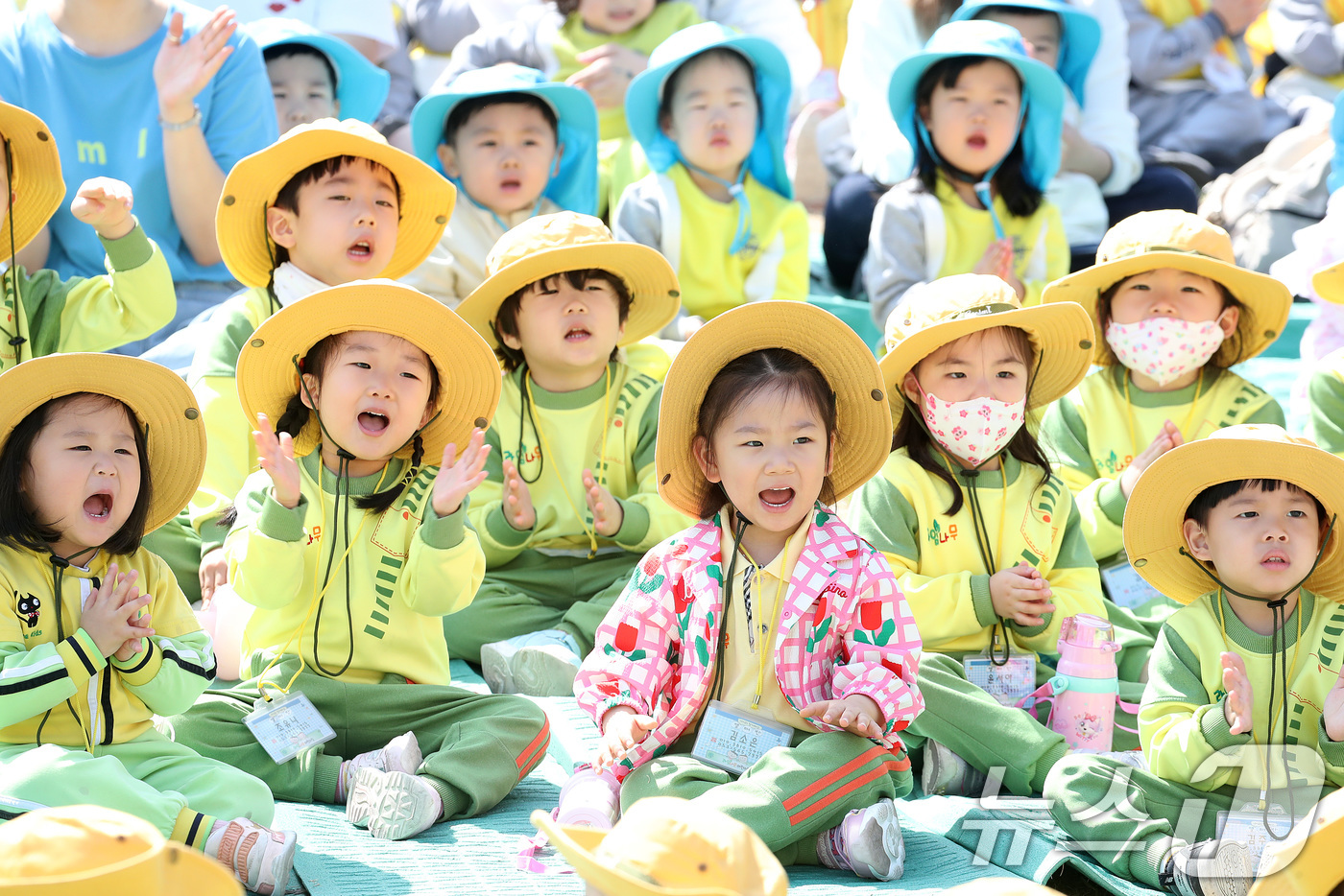 (대구=뉴스1) 공정식 기자 = 15일 대구 서구 이현공원 잔디광장에서 열린 '숲속음악소풍'을 찾은 서구 관내 어린이집·유치원 어린이들이 신나는 음악과 함께 공연을 관람하며 즐거운 …