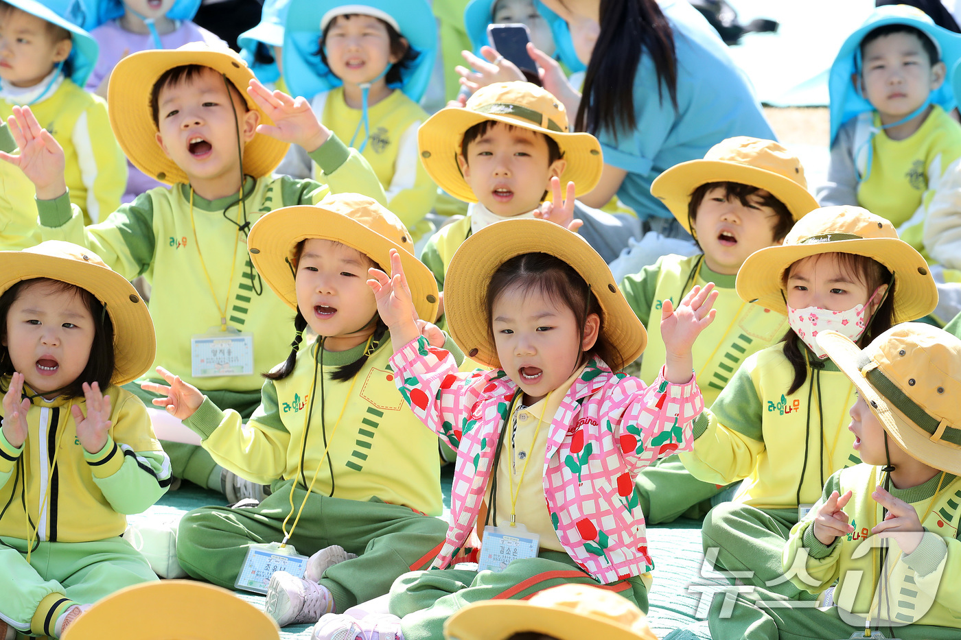 (대구=뉴스1) 공정식 기자 = 15일 대구 서구 이현공원 잔디광장에서 열린 '숲속음악소풍'을 찾은 서구 관내 어린이집·유치원 어린이들이 신나는 음악과 함께 공연을 관람하며 즐거운 …